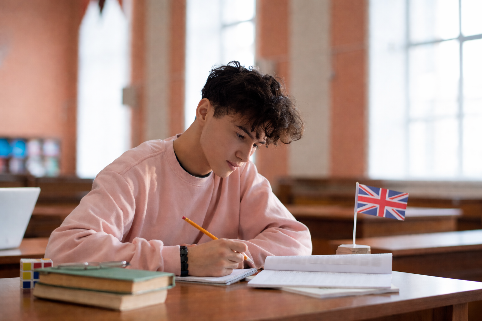 Élève du primaire en cours de mathématiques