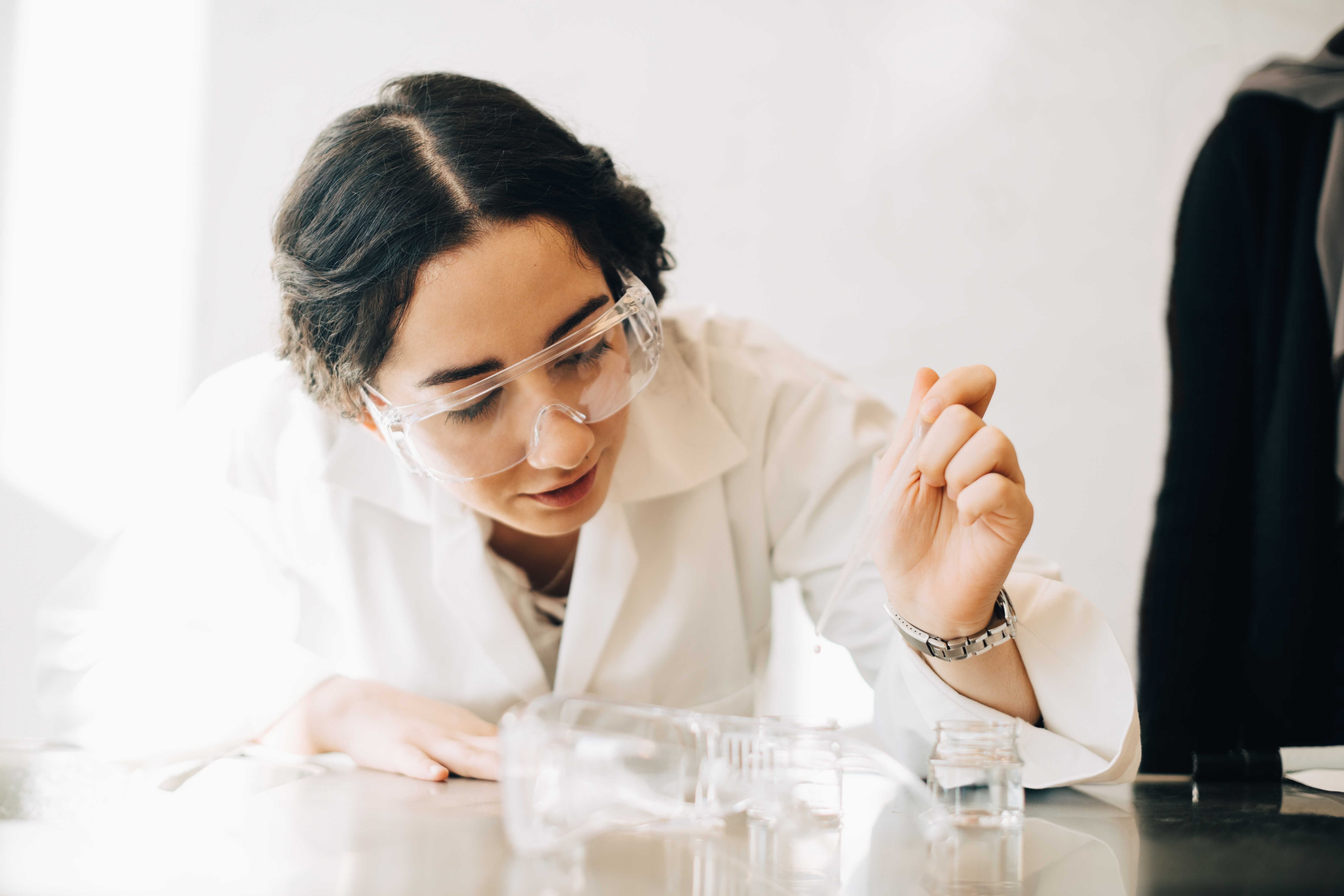 Élève du primaire en cours de mathématiques