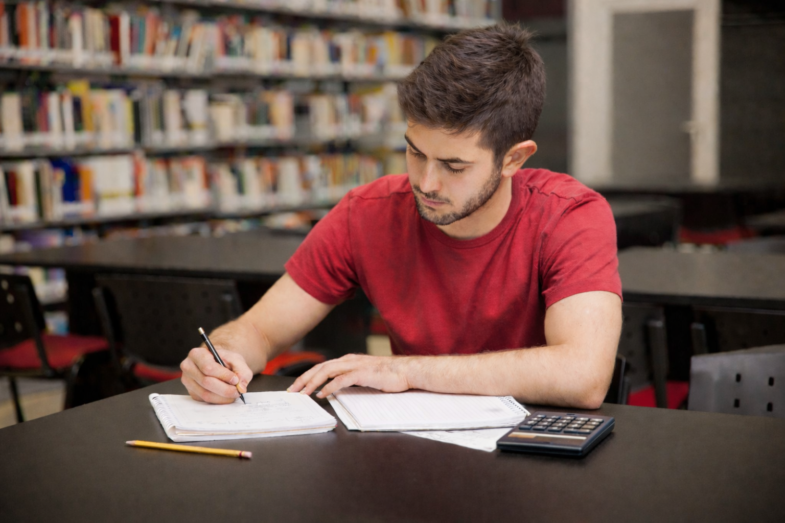 Élève du primaire en cours de mathématiques