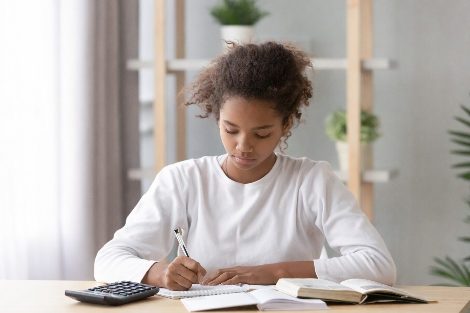 Élève du primaire en cours de mathématiques