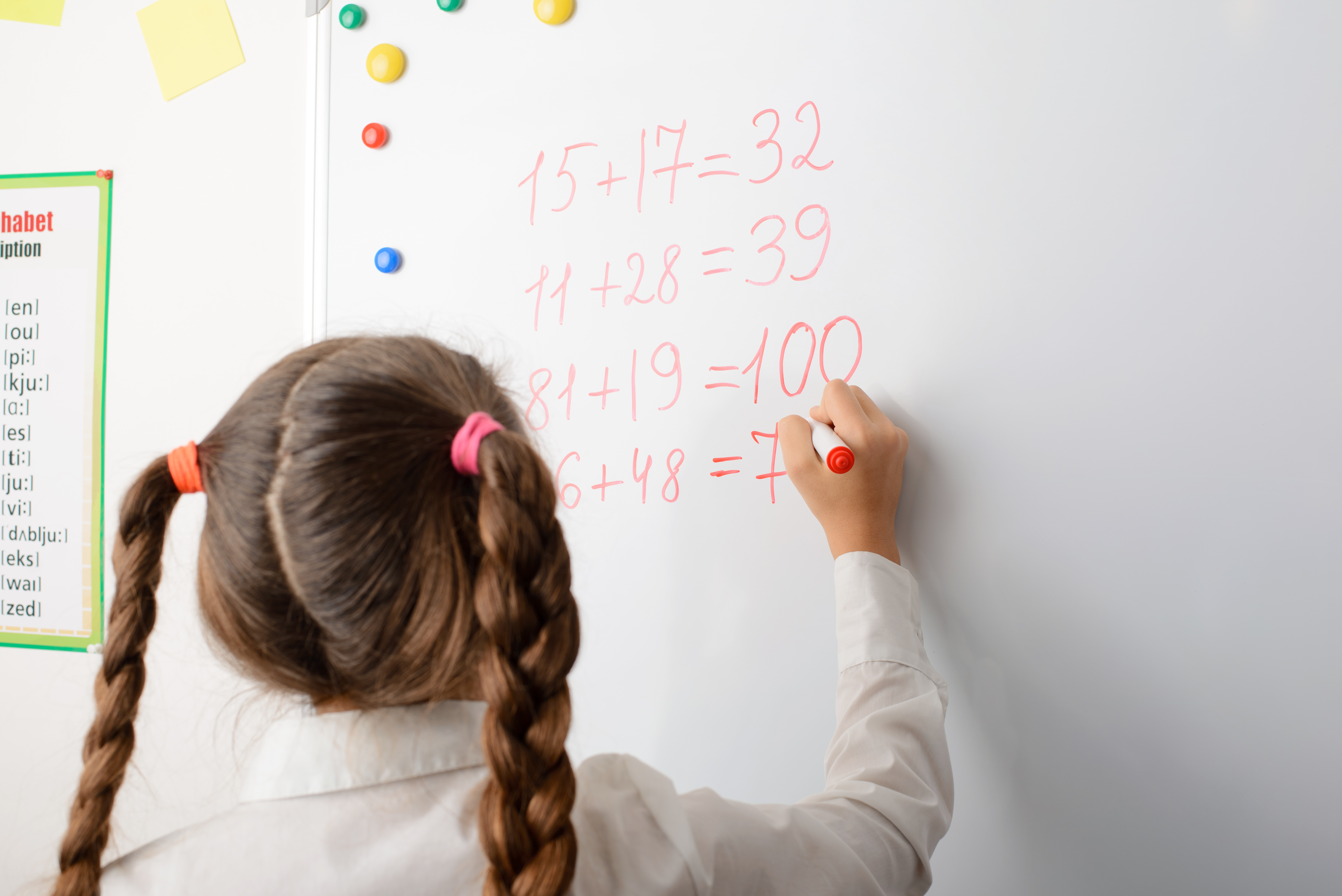 Élève du primaire en cours de mathématiques