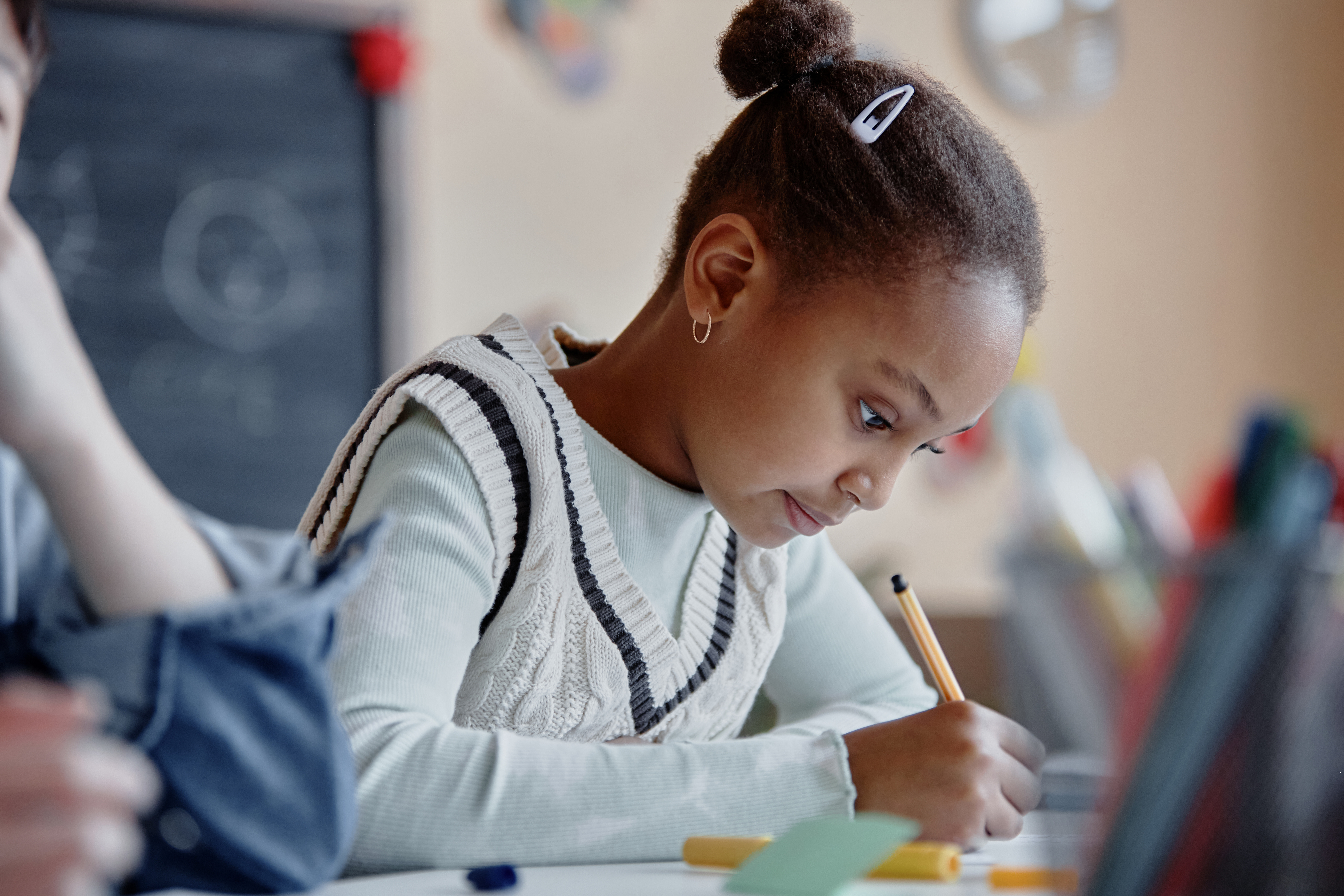 Élève du primaire en cours de mathématiques