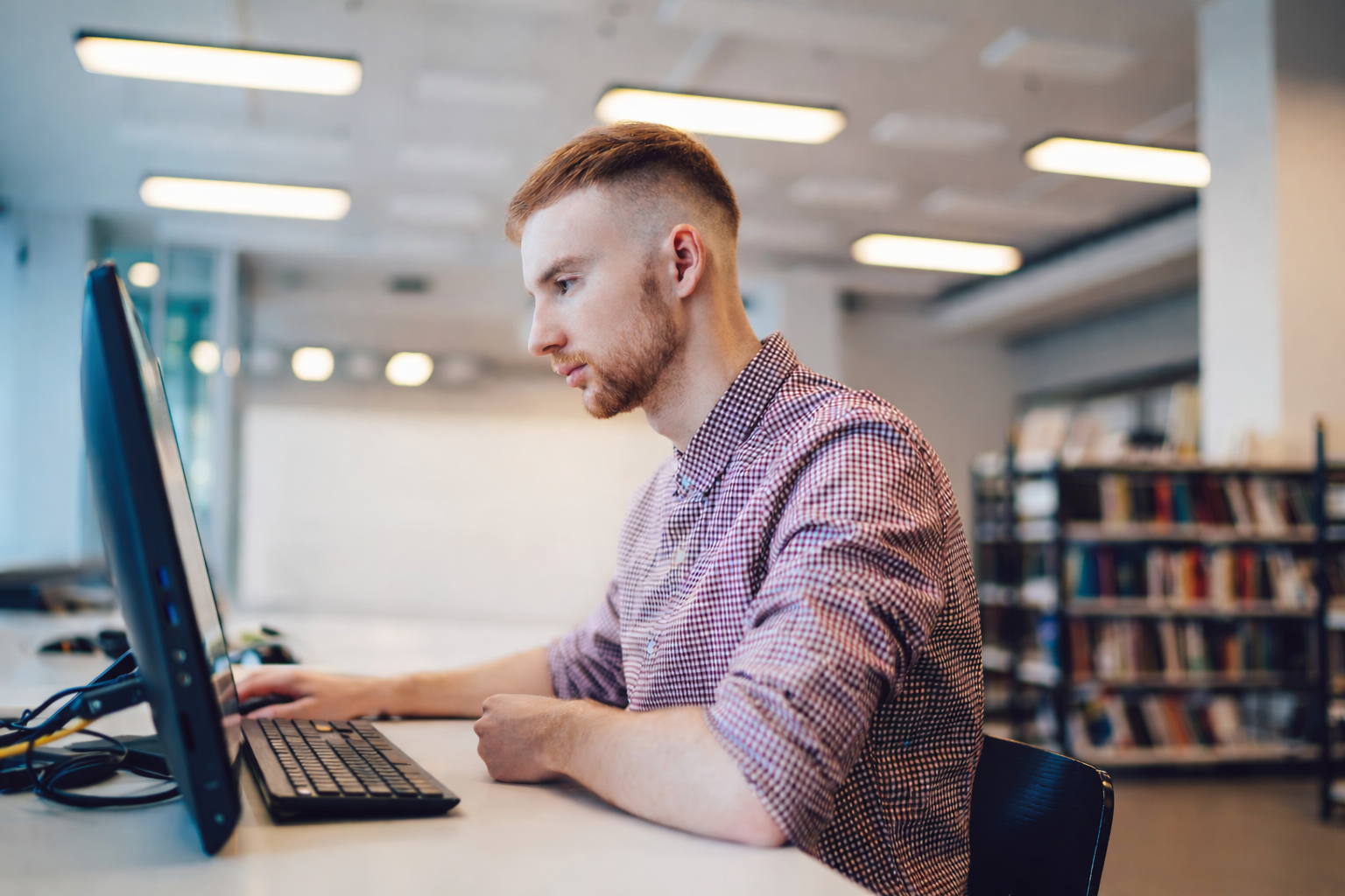 Élève du primaire en cours de mathématiques